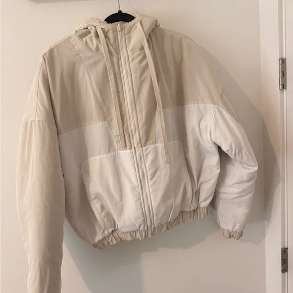 Alo Yoga Duality Sherpa Reversible Jacket in Cream and White - Picture 2 of 9